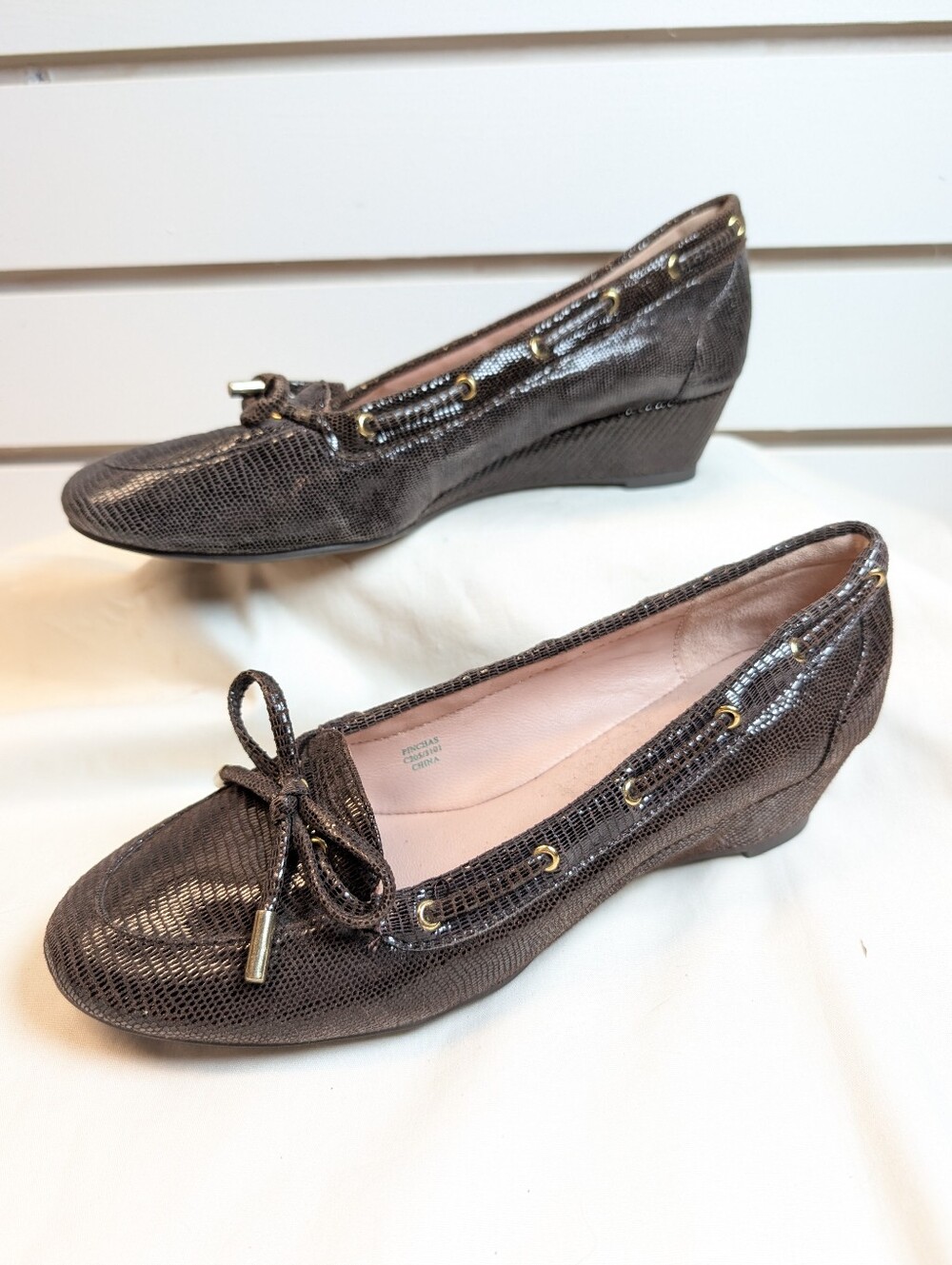 Taryn Rose Leather Low Wedge Shoes Size 6 Like New!